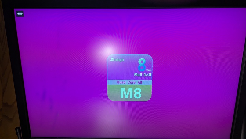 A shockingly magenta boot screen, with a graphic saying Amlogic, 8 core Mali 450 Quad Core A9 M8